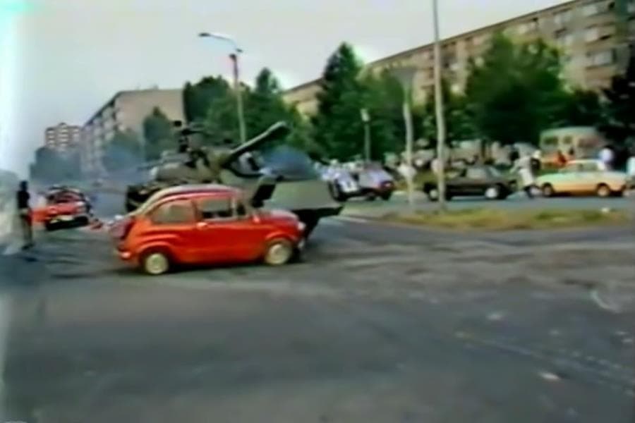 27. lipnja 1991.: tenk JNA gazi crveni „Fićo“ (Zastavu 750) ostavljen na raskrižju Vukovarske i Trpimirove ulice. Snimka je obišla svijet i postala jedan od najprepoznatljivijih simbola otpora u Domovinskom ratu.